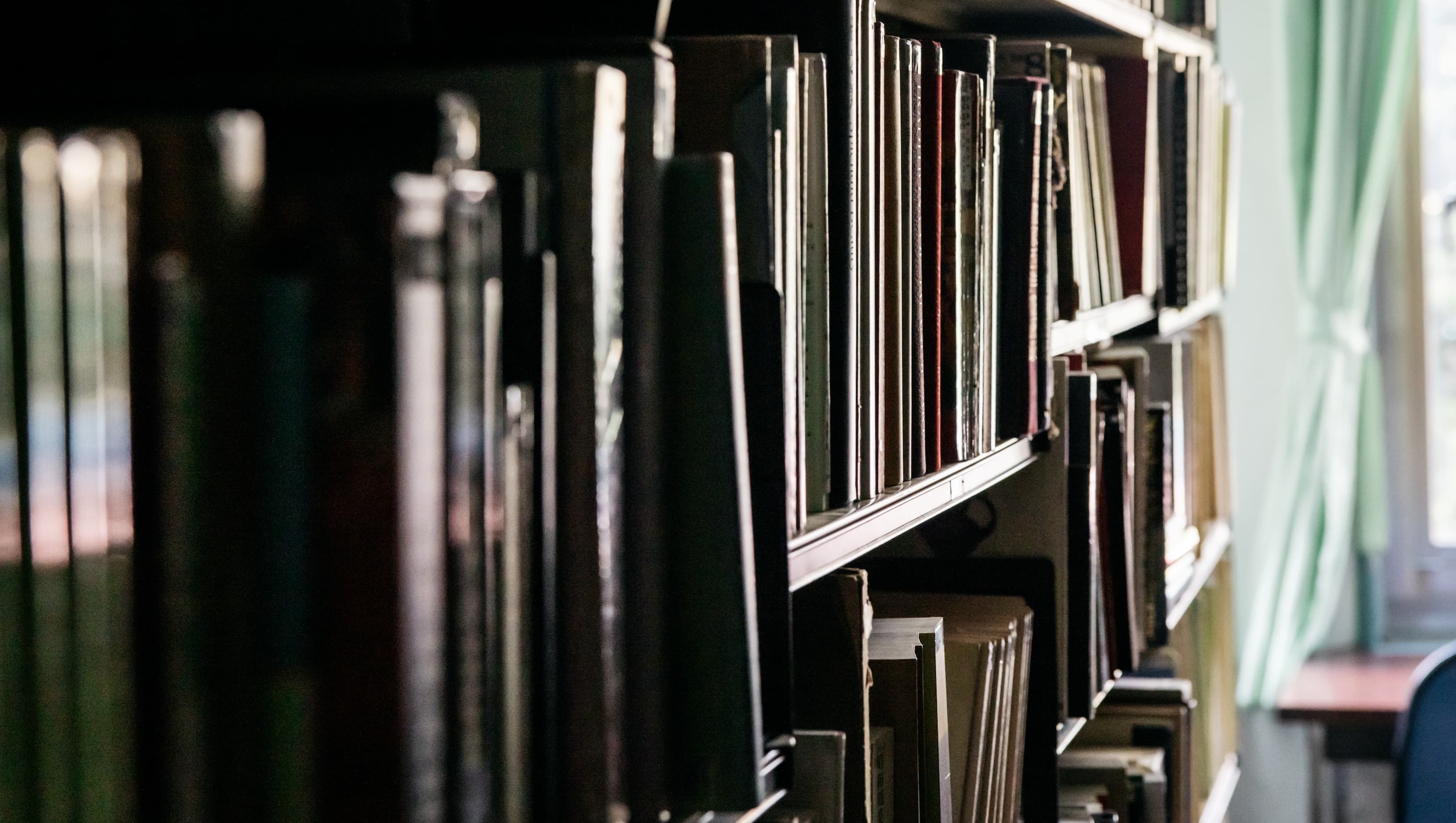 藝史所資料室專書一景